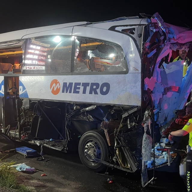 Sakarya'da yolcu otobüsü TIR'a arkadan çarptı: 2'si ağır, 13 yaralı