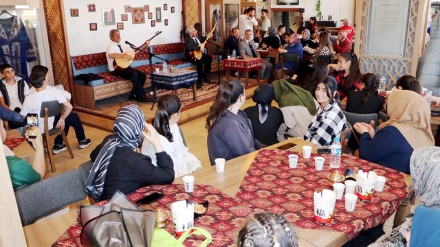 Halk ozanları eşliğinde mezuniyet coşkusu