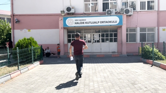 Koşarak geldikleri YKS'ye son anda yetiştiler