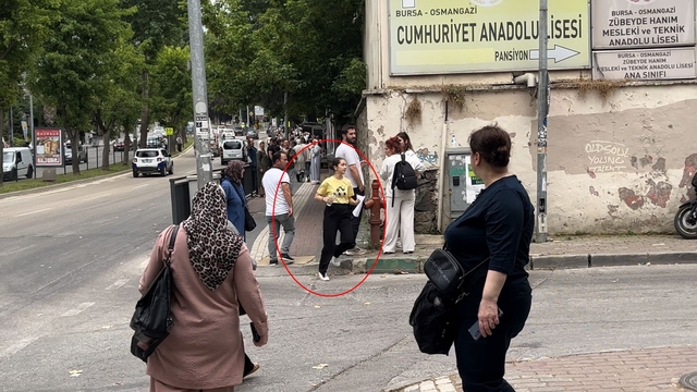 Yanlış okulun önünde bekleyen öğrencinin yaşadığı panik kamerada