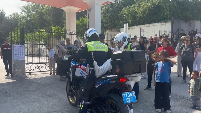Geç kalan öğrenciyi sınava jandarma ekipleri yetiştirdi