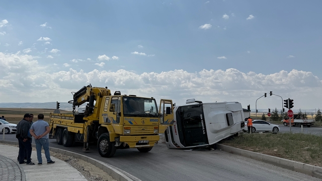 Ankara'da kamyonet ile minibüsün çarpışması sonucu 3 kişi yaralandı