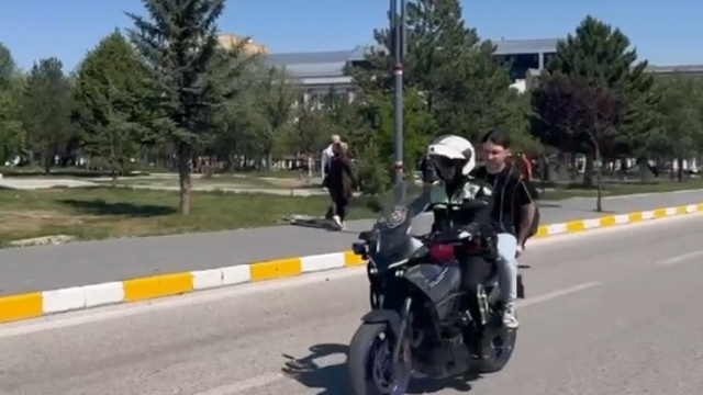 Kimliğini evde unutan öğrenciyi polis sınava yetiştirdi