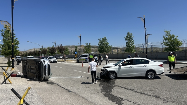 Sivas'ta iki otomobil çarpıştı: 1'i çocuk 4 yaralı