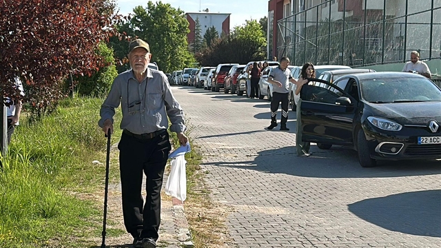 81 yaşındaki aday, 8'inci kez YKS'ye girdi; sınav yerine bastonuyla geldi