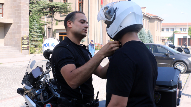 Polis ekipleri, motosikletle öğrencileri sınava yetiştirdi