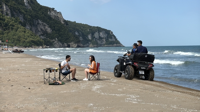 Bartın'ın mavi bayraklı plajında denizdeki kirlilik temizlendi