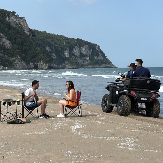 Bartın'ın mavi bayraklı plajında denizdeki kirlilik temizlendi