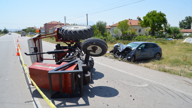 Traktör ile otomobil çarpıştı: 2'i ağır 4 yaralı