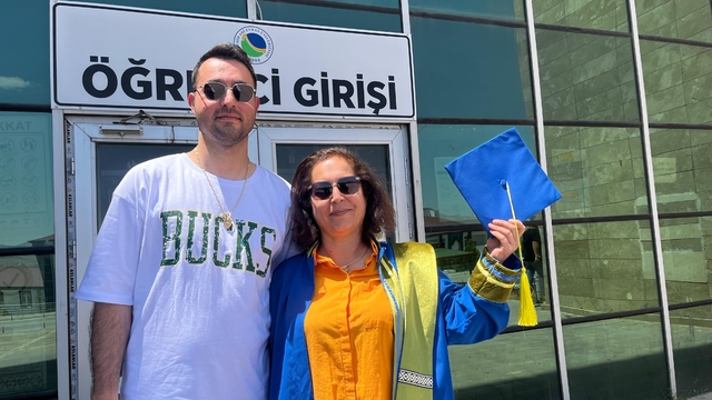 Çocuklarının kendisinden habersiz başvuru yaptığı YKS'ye girip, 59 yaşında üniversiteden mezun oldu