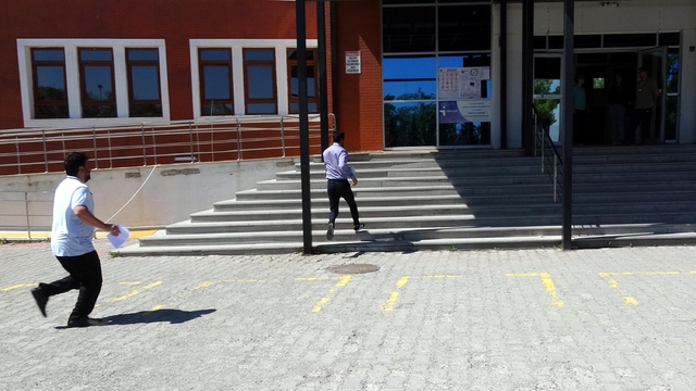 Ekip otoları öğrencileri sınav merkezlerine götürdü, geç kalanlar dakikalarla yarıştı