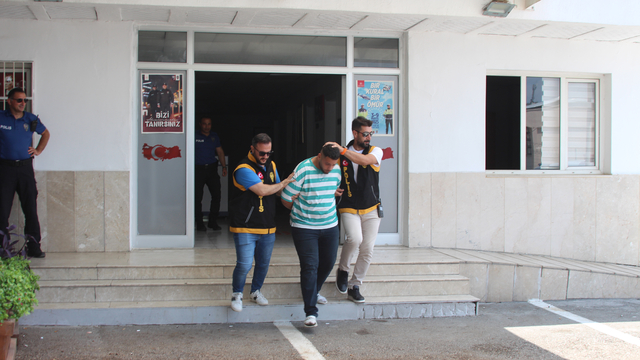 Aynı sokaktaki 7 aracın lastiğini, komşularını sevmediği için patlatmış