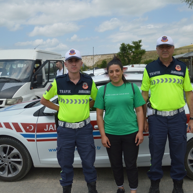 Kimliğini evde unuttuğu için YKS'ye son anda yetiştirilen öğrenciden jandar...