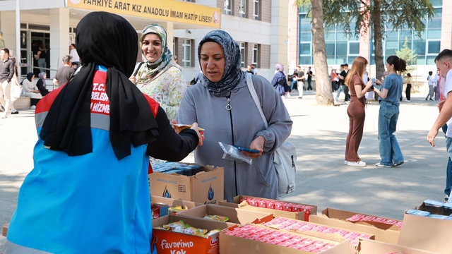 Tokat Belediyesinden YKS'ye giren öğrencilerin yakınlarına ikram
