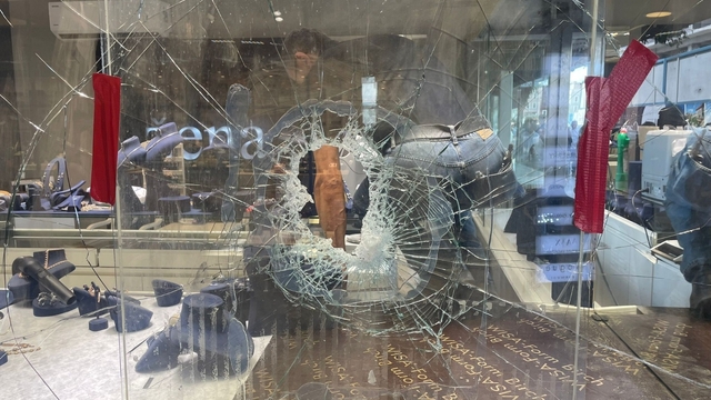 Kaldırım taşıyla camını kırdıkları dükkandan gümüş takıları çaldılar