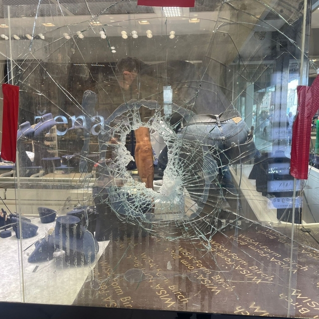 Kaldırım taşıyla camını kırdıkları dükkandan gümüş takıları çaldılar