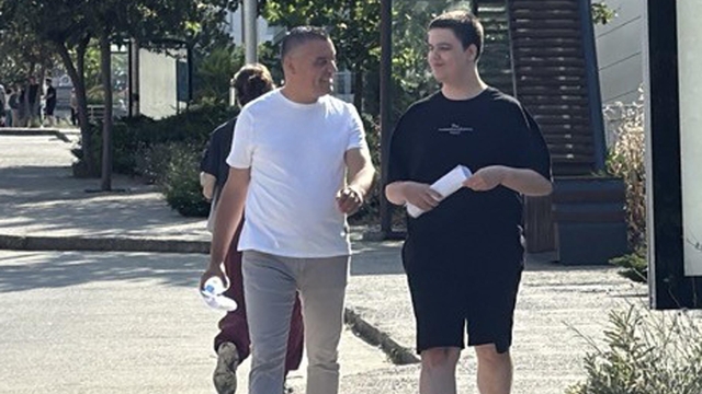 YKS'ye oğlu ile birlikte girdi