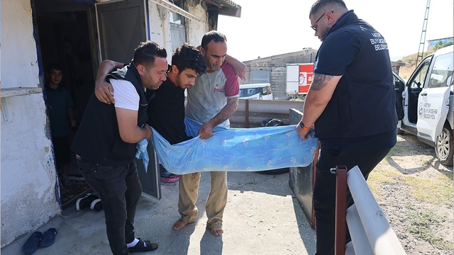 Ortopedik rahatsızlığı olan adayı, sınava görevliler yetiştirdi