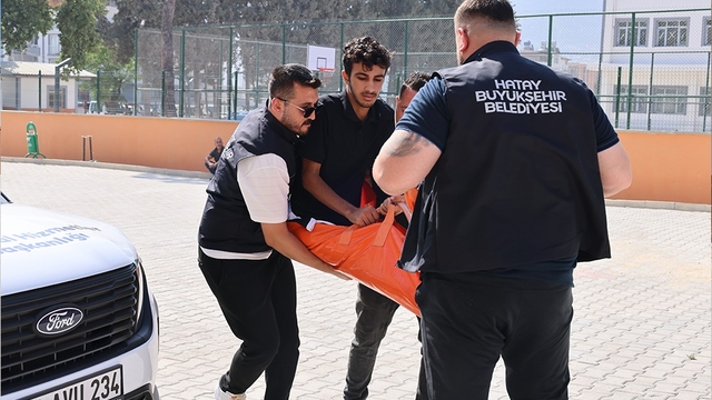 Hatay'da ortopedik rahatsızlığı bulunan adayı belediye ekipleri sınav merkezine götürdü