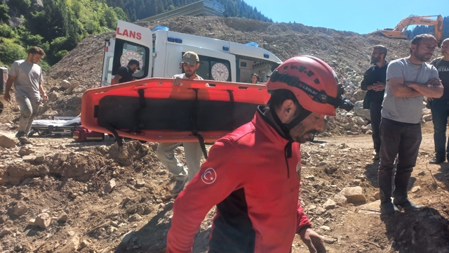 Rize'de otomobil dere yatağına düştü; 5 yaralı