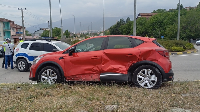 Karabük'te iki otomobilin çarpıştığı kazada 3 kişi yaralandı