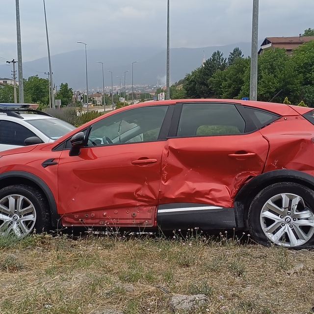 Karabük'te iki otomobilin çarpıştığı kazada 3 kişi yaralandı