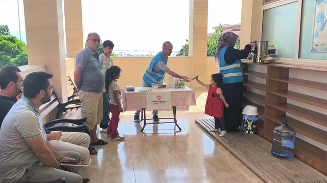 Anamur Müftülüğü ekipleri sınava giren öğrencilere ikramda bulundu