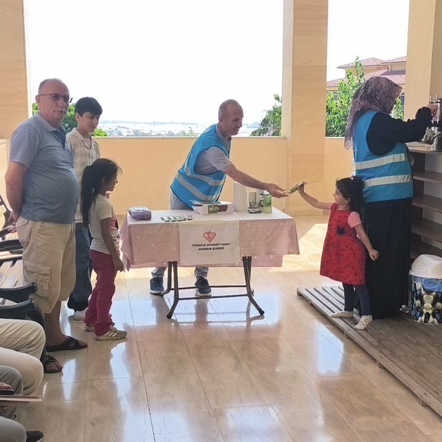 Anamur Müftülüğü ekipleri sınava giren öğrencilere ikramda bulundu