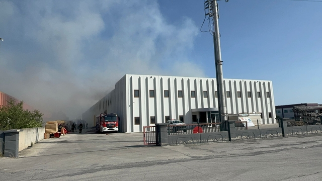 Tekirdağ'da gıda deposunda çıkan yangın söndürüldü