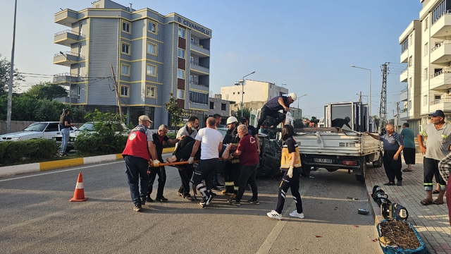 Osmaniye'de park halindeki kamyonete çarpan otomobildeki 2 kişi yaralandı