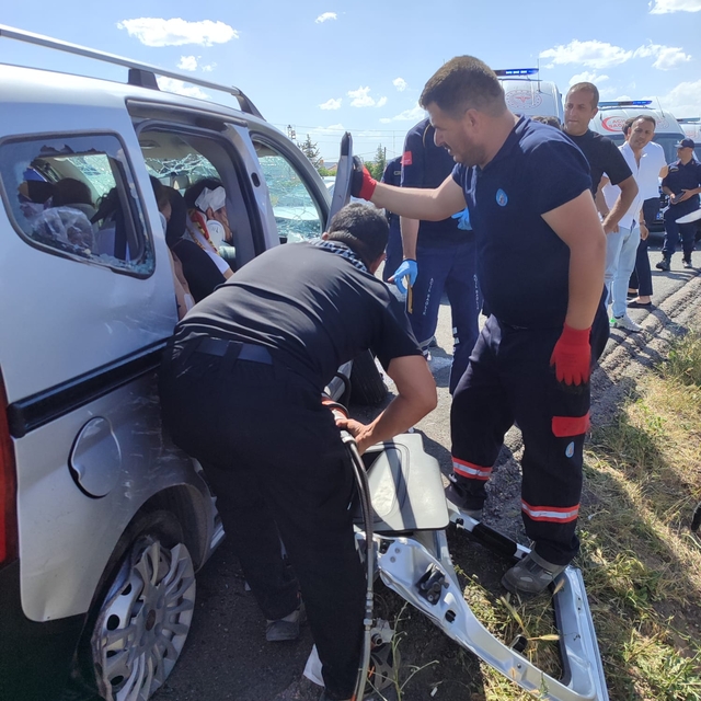 Nevşehir'de otomobil ile hafif ticari araç çarpıştı: 11 yaralı