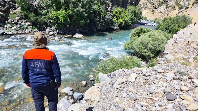 Hakkari'de dereye düşerek kaybolan genci arama çalışmalarına yeniden başlandı