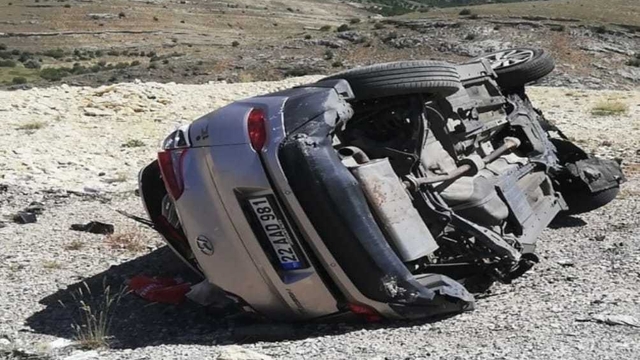 Malatya'da otomobil bariyerlere çarptı: 1 ölü, 2 yaralı