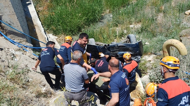 Van'da araçla çarpıştıktan sonra kanala düşen otomobildeki 5 kişi yaralandı