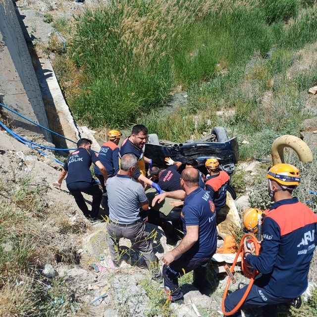 Van'da araçla çarpıştıktan sonra kanala düşen otomobildeki 5 kişi yaralandı