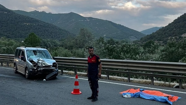 Bilecik- Sakarya sınırında otomobil ile motosiklet çarpıştı; 1 ölü, 5 yaralı