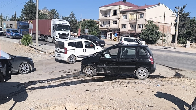 Adıyaman'da iki otomobilin çarpıştığı kazada 4 kişi yaralandı