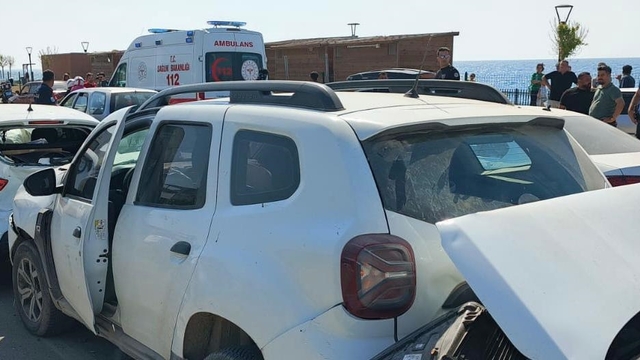 Hatay'da 5 otomobilin karıştığı zincirleme kazada 1 kişi yaralandı