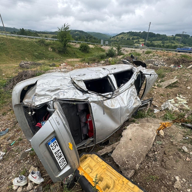 Samsun'da şarampole devrilen otomobildeki 4 kişi yaralandı