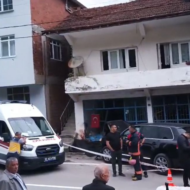 İş yerinin önünde bekleyen akraba 2 kişi, cipin çarpmasıyla öldü