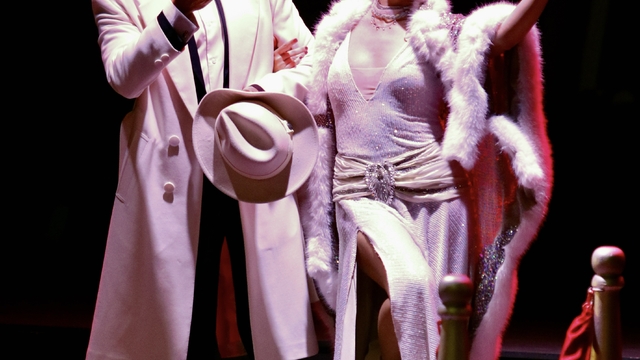 Hollywood'un romantik komedisi "Singin' in the Rain" müzikalinin Türkiye prömiyeri yapıldı