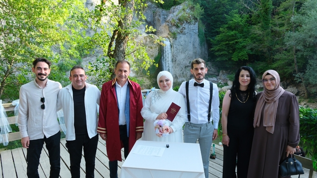 Kastamonulu çift, nikahını Ilıca Şelalesi'nde kıydırdı