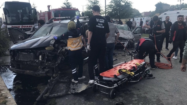 Uşak'ta kamyonet ile otomobil çarpıştı: 1 ölü, 1 yaralı