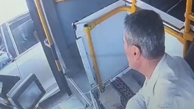 'Yol verme' tartışmasında otobüs şoförünü tabancayla vurdu; o anlar kamerada