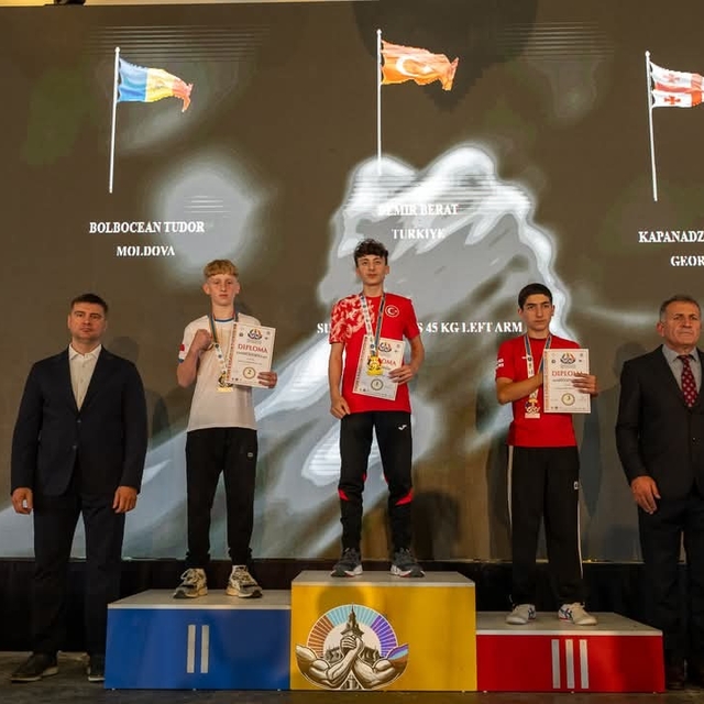 Öğretmeninin tavsiyesiyle başladığı bilek güreşinde Avrupa şampiyonu oldu