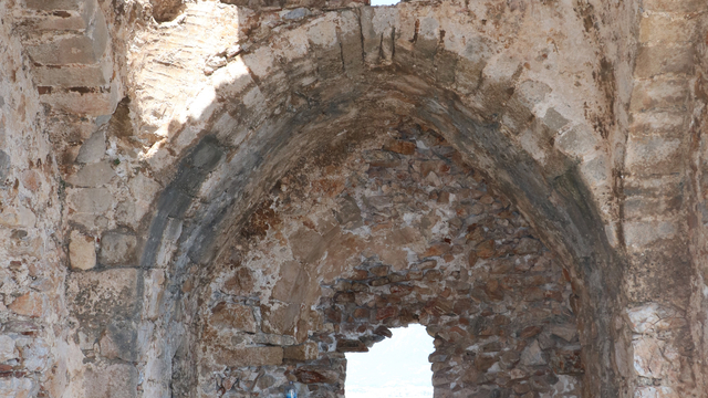 Tarihi kilisenin taşlarını söküp, bölgede mangal yapmışlar