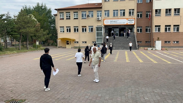 Kayseri'de YKS heyecanı; 2 dakika kala koşarak geldi