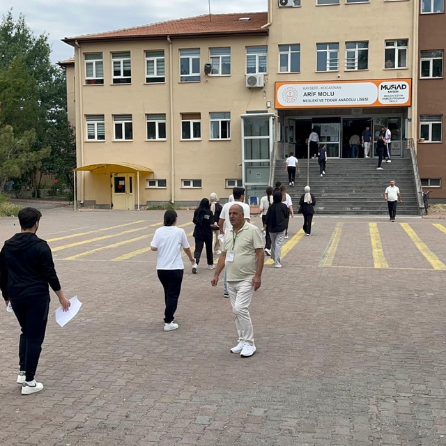 Kayseri'de YKS heyecanı; 2 dakika kala koşarak geldi