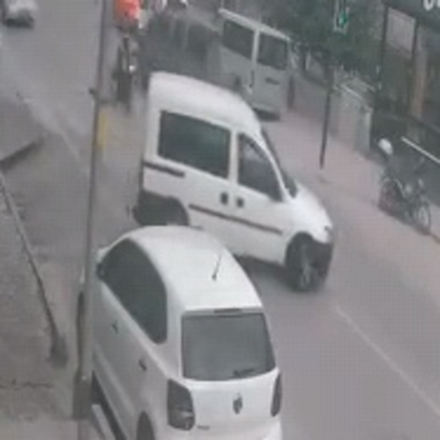 Motosikletin hafif ticari araca çarptığı kaza kamerada