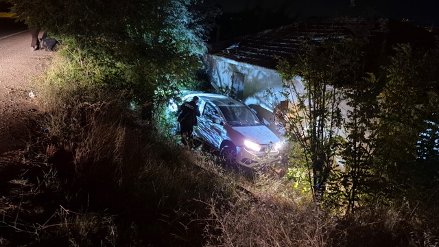 Kırıkkale'de otomobilin çarptığı evin duvarı yıkıldı